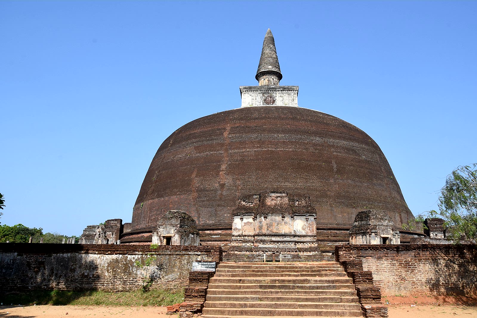 Rankot Vihara in Polonnaruwa 
