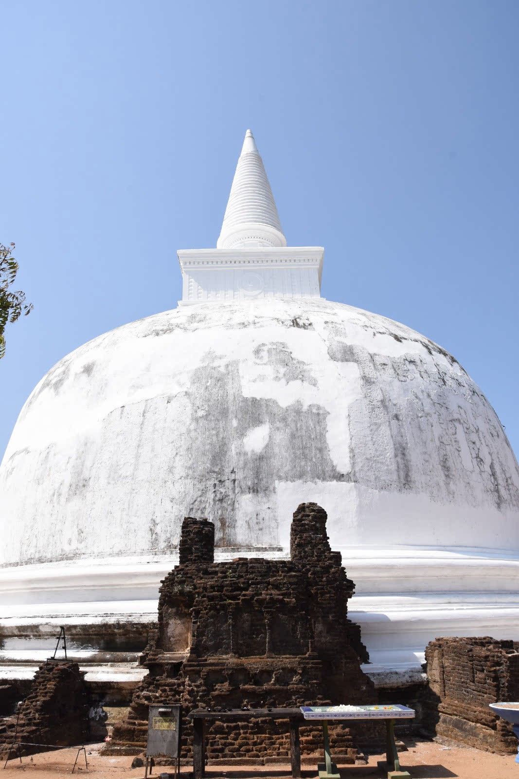 Dagaba Kiri Vihara in Polonnaruwa 
